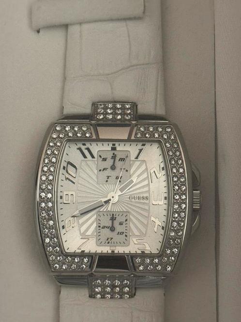 GUESS dameshorloge | Wit leer met kristallen bezel, Sieraden, Tassen en Uiterlijk, Horloges | Dames, Nieuw, Polshorloge, Guess