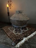 Oude stenen hoffz kruik  op statief, Huis en Inrichting, Woonaccessoires | Overige, Ophalen of Verzenden