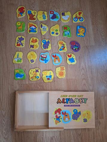 In nette staat Houten leer over het alfabet en puzzel.
Deze  beschikbaar voor biedingen
