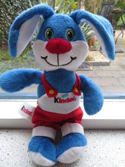 Konijn in rood witte tuinbroek merk KINDER Ferrero, Kinderen en Baby's, Speelgoed | Knuffels en Pluche, Zo goed als nieuw, Konijn