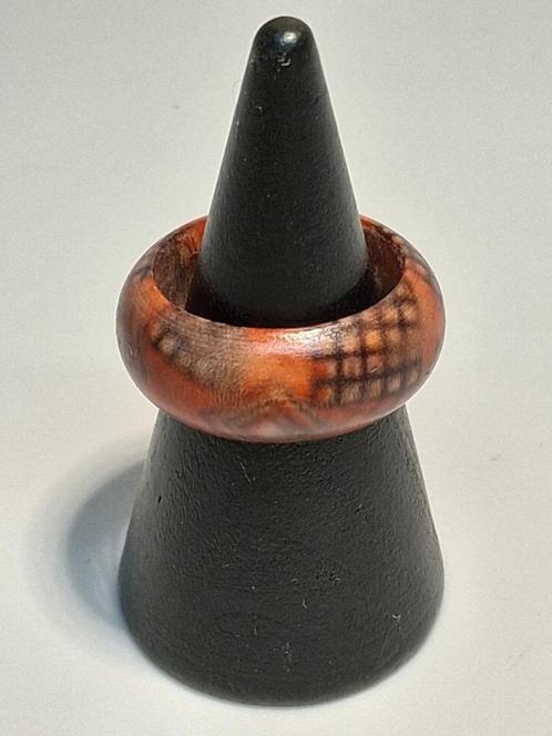 houten ring lichtbruin figuurtjes maat 12 (nr 04), Sieraden, Tassen en Uiterlijk, Ringen, Nieuw, Dame of Heer, Kleiner dan 17