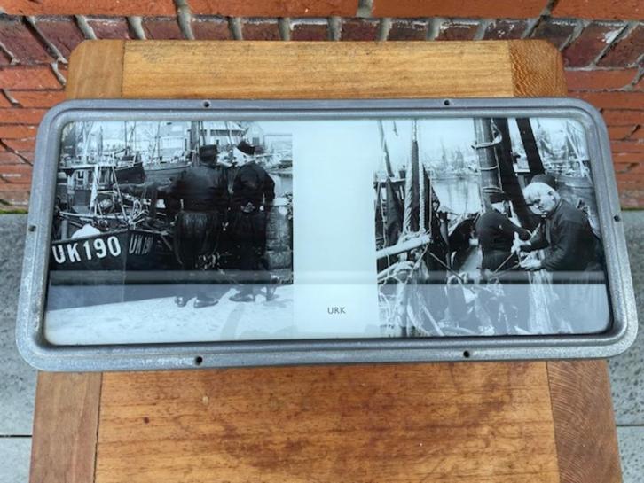 Oud coupebordje met foto uit Urk in metalen frame uit trein., Verzamelen, Spoorwegen en Tramwegen, Gebruikt, Trein, Overige typen