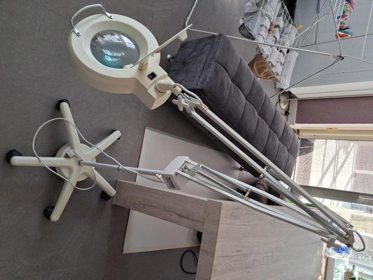 Staande loep met verlichting, Hobby en Vrije tijd, Vergrootglazen, Loepen en Loeplampen, Zo goed als nieuw, Vergrootglas of Loep