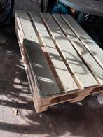 Tafel van pallets met glasplaat en op wielen, Verzenden