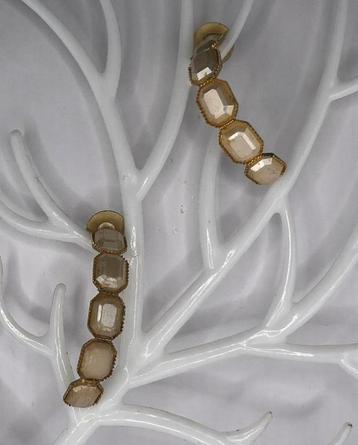 Mooie goudkleurige oorbellen voorzien van parelachtige steen beschikbaar voor biedingen