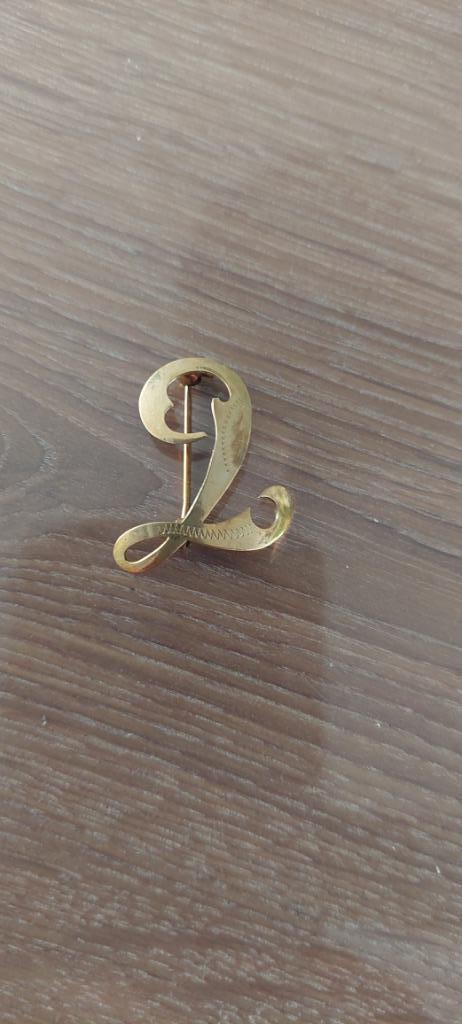 Goudenletter broche L (wd30), Sieraden, Tassen en Uiterlijk, Broches, Gebruikt, Goud, Goud, Minder dan 4 cm, Ophalen of Verzenden