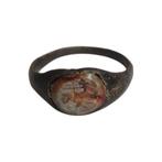 Bodemvondst Romeinse bronzen ring met intaglio gem figuur, Verzenden, Brons