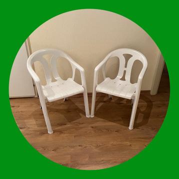 105. Twee Stuks Kunststof Tuinstoelen  beschikbaar voor biedingen
