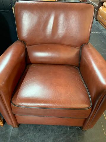 Klassieke schapenleren clubfauteuil cognackleur beschikbaar voor biedingen