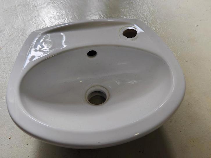 Twee Villeroy & Boch fonteintjes inclusief kraantje, Doe-het-zelf en Verbouw, Sanitair, Zo goed als nieuw, Ophalen