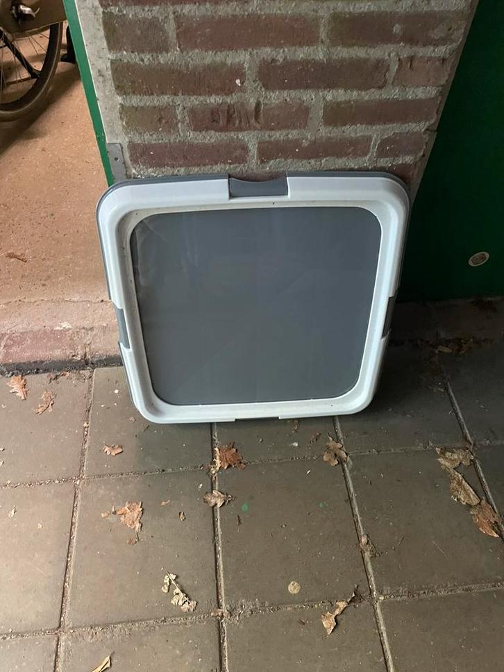 Adori puppytrainer met doos puppypads voor plastraining, Dieren en Toebehoren, Honden-accessoires, Zo goed als nieuw, Ophalen