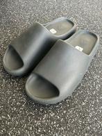Yeezy Slide Grijs Maat 48, Kleding | Heren, Schoenen, Ophalen of Verzenden, Zo goed als nieuw, Overige kleuren, Slippers