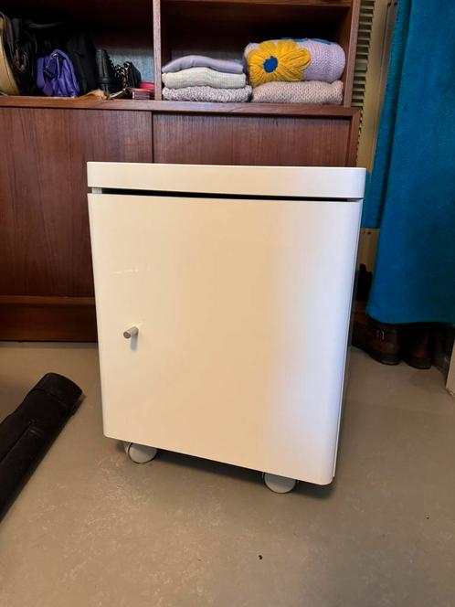 Mooi Vierkant wit gelakt verrijdbaar nachtkastje, Huis en Inrichting, Slaapkamer | Nachtkastjes, Minder dan 55 cm, Minder dan 45 cm