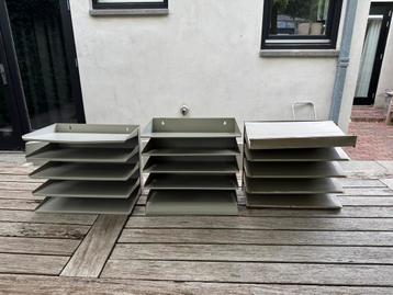Vintage metalen brievenstandaard beschikbaar voor biedingen