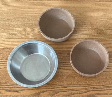 Voer/water bakjes beschikbaar voor biedingen