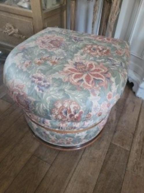 vintage poef in nieuwstaat, Huis en Inrichting, Banken | Voetenbanken en Poefen, Zo goed als nieuw, 50 tot 75 cm, 50 tot 75 cm