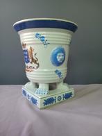 Grote pot of vaas met leeuwekoppen maskerons en wapenschild, Ophalen of Verzenden
