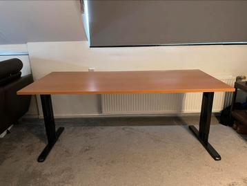 Bureau 180x80 verstelbare hoogte. beschikbaar voor biedingen