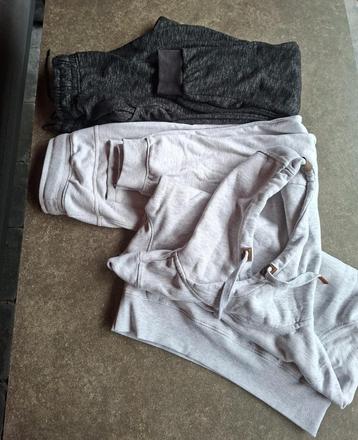 2 joggingbroeken en een hoodie mt S beschikbaar voor biedingen