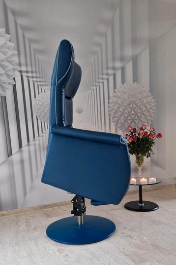 3 jaar oud. Luxe, design relaxfauteuil met sta op. Prominent beschikbaar voor biedingen