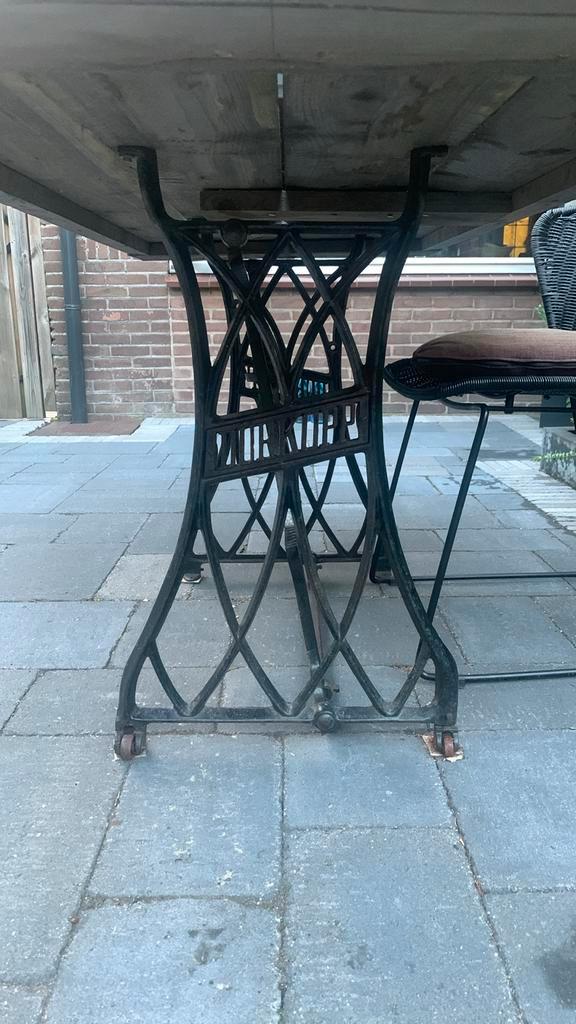 Eettafel buiten met onderstel van een naaimachine, Tuin en Terras, Tuintafels, Gebruikt, Rechthoekig, Ophalen