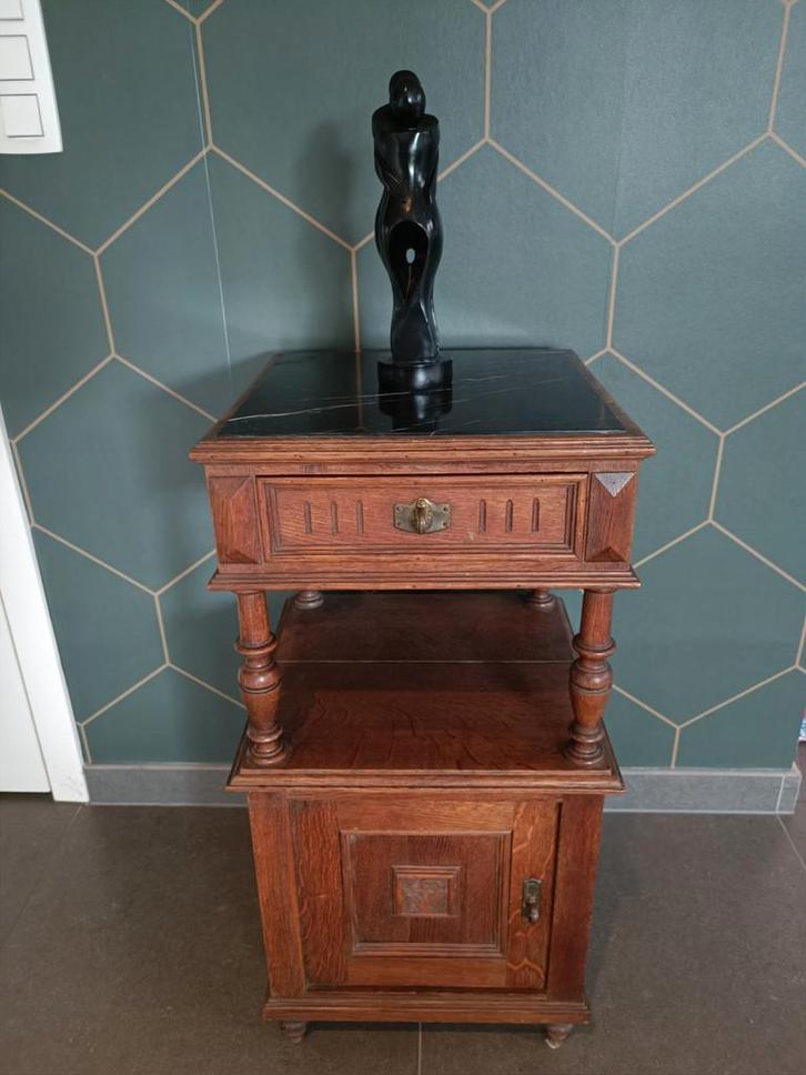 Eikenhouten nachtkastje met marmer blad, in stijl Art Deco, Huis en Inrichting, Slaapkamer | Nachtkastjes, Gebruikt, 70 cm of meer