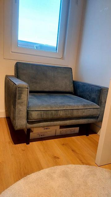 Mooie blauwe fauteuil.