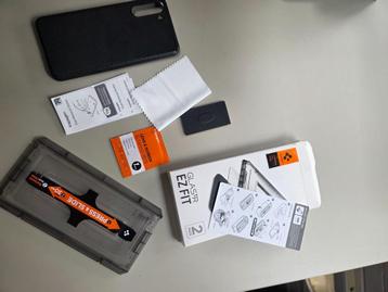 Samsung S21 spigen screen protector en hoesje beschikbaar voor biedingen