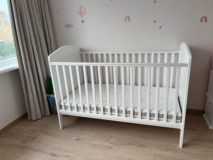 Meegroei bed/ledikant van Woodies/Hola BB (incl. matras), Kinderen en Baby's, Kinderkamer | Bedden, Gebruikt, 140 tot 160 cm, 70 tot 85 cm