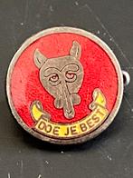 Oud Scouting speldje. Doe je Best.  Met wolvenkop., Ophalen of Verzenden, Zo goed als nieuw, Embleem, Speld of Insigne