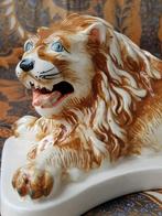 Mooi antiek Engels porselein beeldje van een leeuw 20,5 cm., Antiek en Kunst, Antiek | Porselein, Ophalen of Verzenden