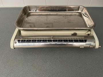In goede staat Vintage keukenweegschaal beschikbaar voor biedingen