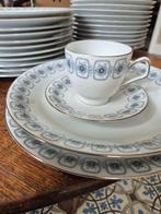 12 pers. Blauwgrijs decor zilveren rand, uitgebreid servies, Huis en Inrichting, Keuken | Servies, Ophalen, Zo goed als nieuw