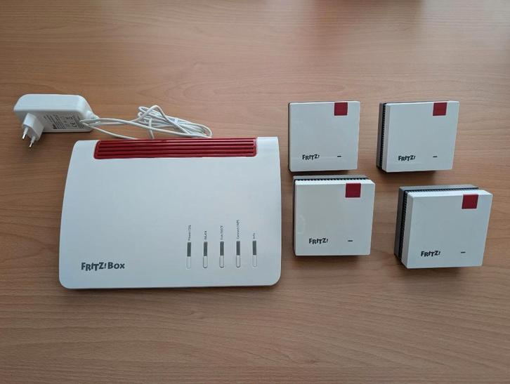 FritzBox 7590 & 4 FritzRepeaters 1200AX & 1200 - meshsysteem, Computers en Software, Routers en Modems, Zo goed als nieuw, Router met modem
