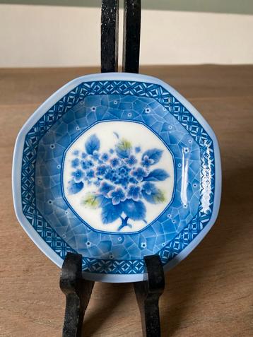 Antiek japans Porseleinen Schoteltje met Blauw Bloemmotief beschikbaar voor biedingen
