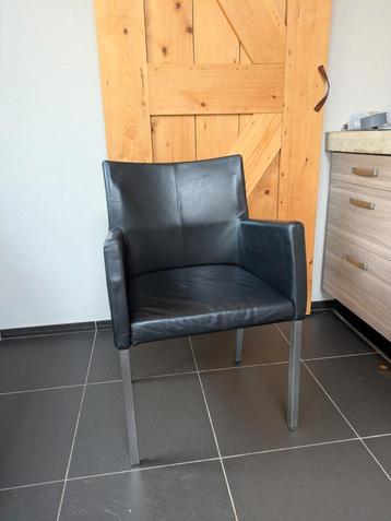 Vier leren eettafel stoelen  beschikbaar voor biedingen