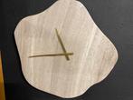 Klok echt beige marmer gouden wijzers organische vorm 50x50, Ophalen, Nieuw, Wandklok