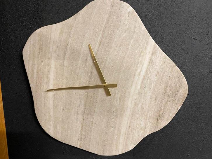 Klok echt beige marmer gouden wijzers organische vorm 50x50, Huis en Inrichting, Woonaccessoires | Klokken, Nieuw, Wandklok, Ophalen