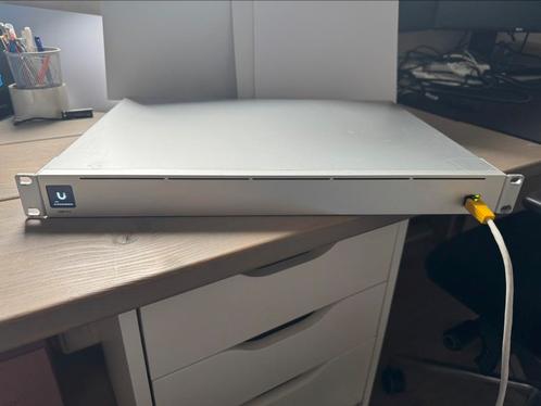 Unifi USP-RPS + 4 smart power cables, Computers en Software, Netwerk switches, Gebruikt, Ophalen of Verzenden