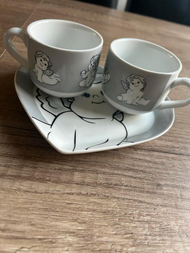 Schattig kopjes en schotel setje met engeltjes, Huis en Inrichting, Keuken | Servies, Gebruikt, Kop(pen) en/of Schotel(s), Overige stijlen