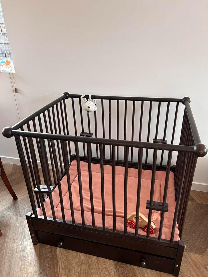 Mooie houten box met lade, Kinderen en Baby's, Boxen, Gebruikt, Rechthoekig, In hoogte verstelbaar, Lade, Ophalen