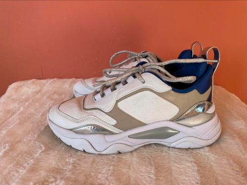 Guess wit met blauw sneakers / gympen maat 37, Kleding | Dames, Schoenen, Zo goed als nieuw, Sneakers of Gympen, Wit, Verzenden