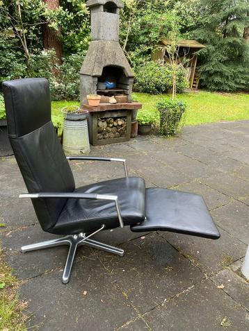 2 leren stoelen met in- een uitklapbaar gedeelte voor benen