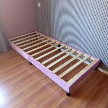 Bedframe 1 pers. Bekleed met roze velours. 90x200 beschikbaar voor biedingen