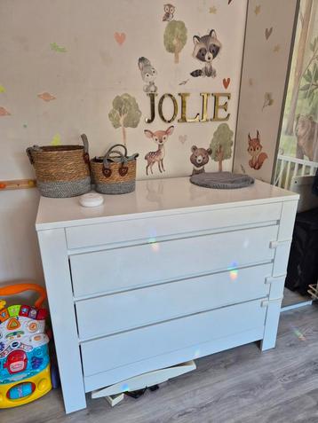 Babykamer commode + bed ledikant wit beschikbaar voor biedingen