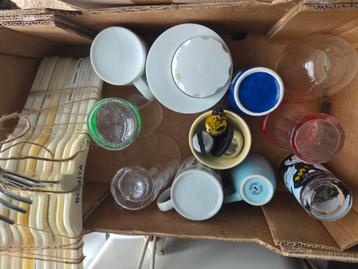 Paar drinkglas, mokken, kledinghangers. Uiensnijder beschikbaar voor biedingen