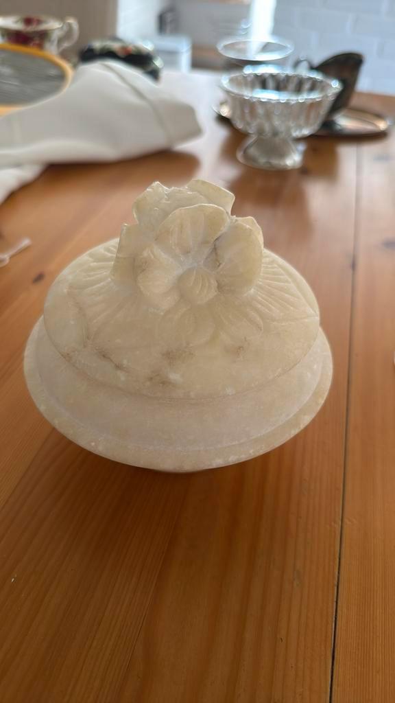 bonbonnière van albast., Antiek en Kunst, Antiek | Servies los, Ophalen of Verzenden