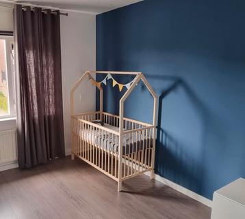 Ledikant met dakje + matras met topper van Airgosafe beschikbaar voor biedingen