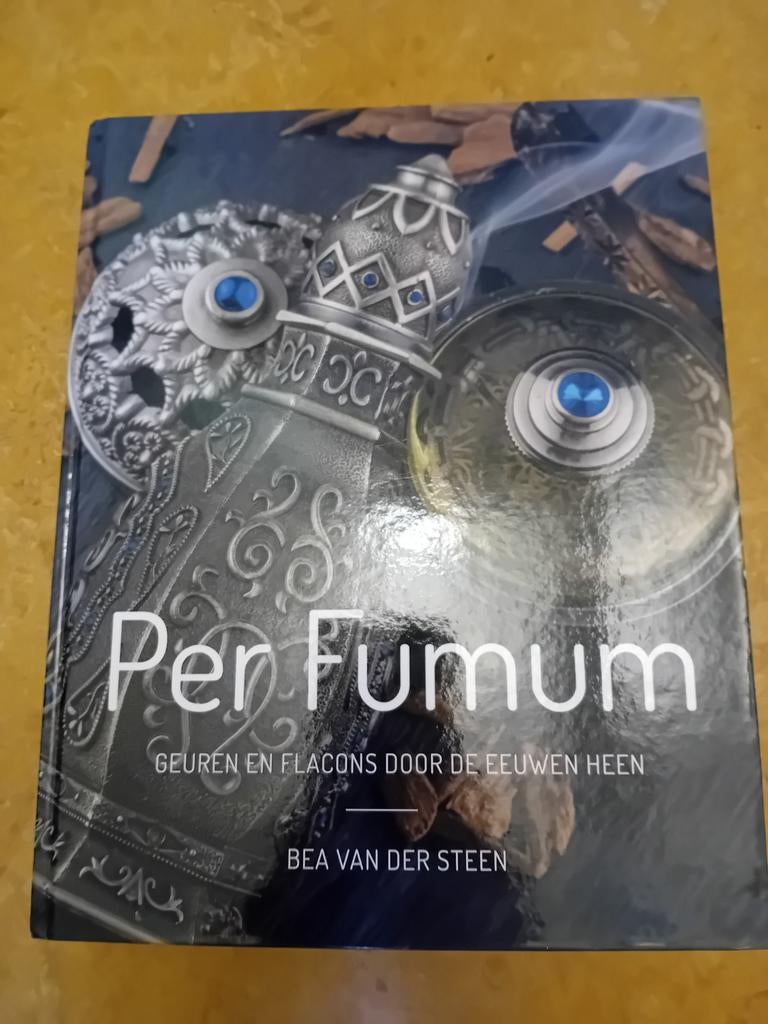 Per Fumum - Geuren en flacons door de eeuwen heen, Ophalen of Verzenden, Gelezen, Overige onderwerpen, Bea van der Steen