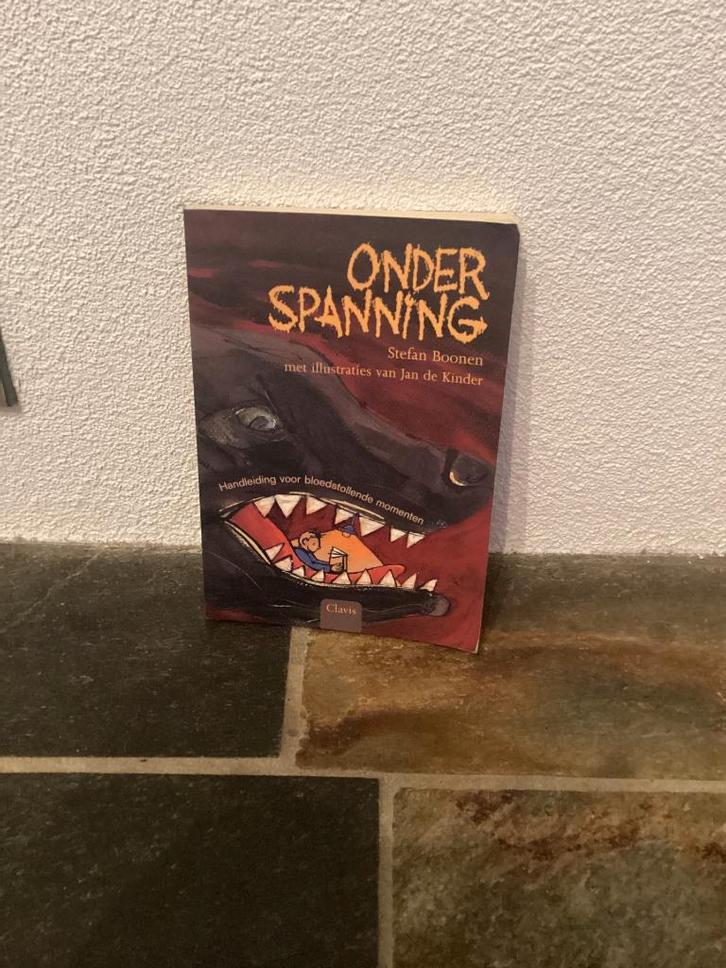 Onder spanning 9789044802405, Boeken, Kinderboeken | Jeugd | onder 10 jaar, Zo goed als nieuw, Fictie algemeen, Ophalen of Verzenden